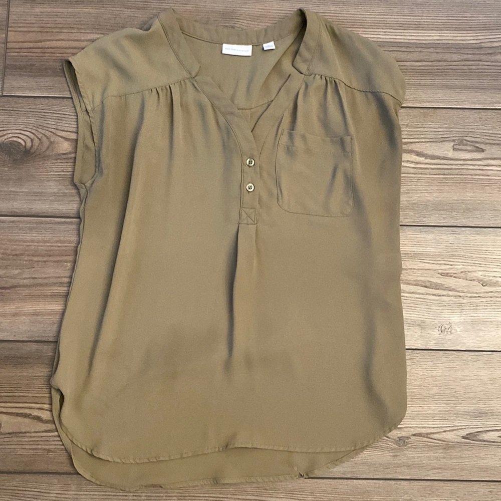 New York and company cap sleeve blouse size M.